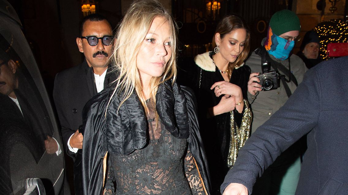 Der transparente, schwarze Maxi-Dress aus Spitze von Kate Moss steht im Mittelpunkt der Aufmerksamkeit vor ihrer Party in Paris.