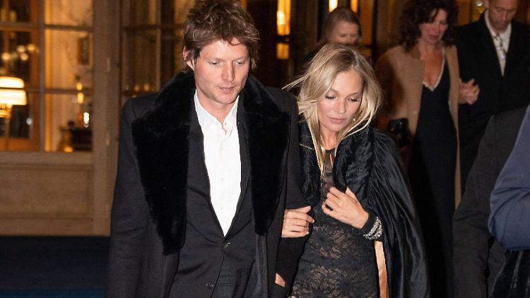 Kate Moss an der Seite ihres Freundes Nikolai von Bismarck. "Sie war eher der Grunge-Typ", sagt der Designer Wolfgang Joop über das britische Model.