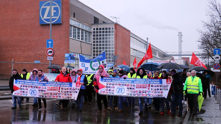 Mitarbeiter des Autozulieferers ZF bei einem Protestmarsch vor der Konzernzentrale