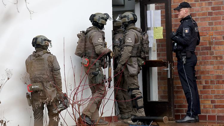 Eine Spezialeinheit der Polizei kommt nach Widerstand bei einer Abschiebung zum Einsatz.