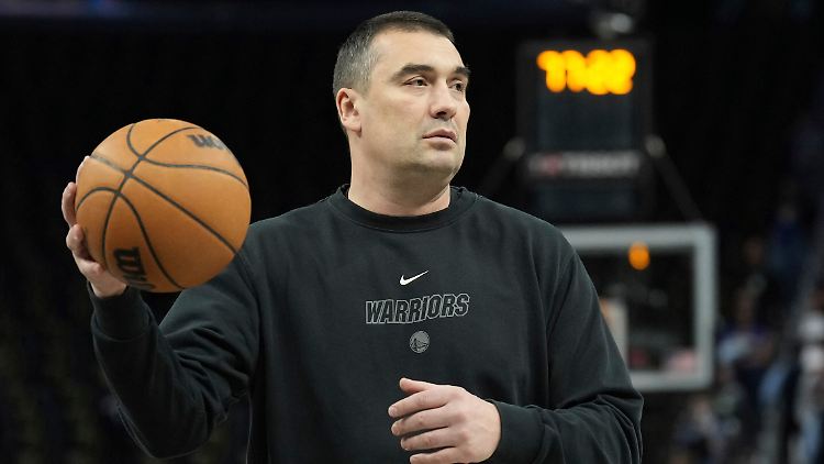 Der Assistenztrainer der Golden State Warriors, Dejan Milojevic, vor einem NBA-Basketballspiel im März 2023 in San Francisco.