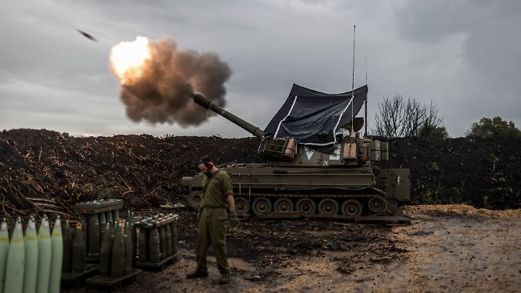 Israelische Soldaten feuern nahe der Grenze zu Libanon eine mobile Haubitze ab.