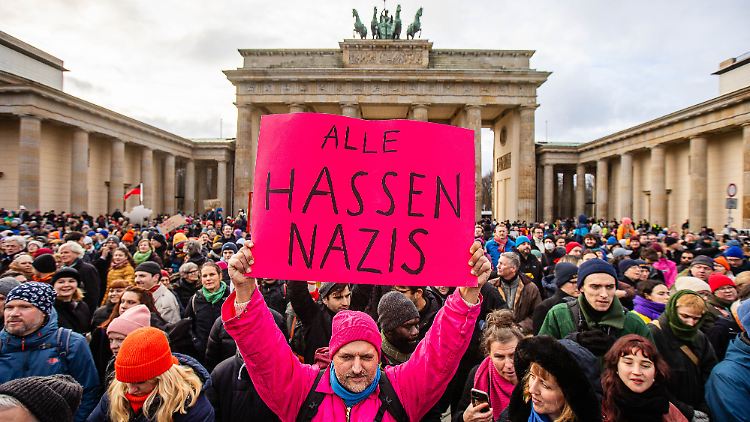 Demonstranten gehen in Berlin gegen die AfD auf die Straße.