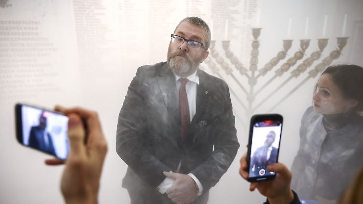 Mehrere Kameras hielten die Attacke von Grzegorz Braun fest.