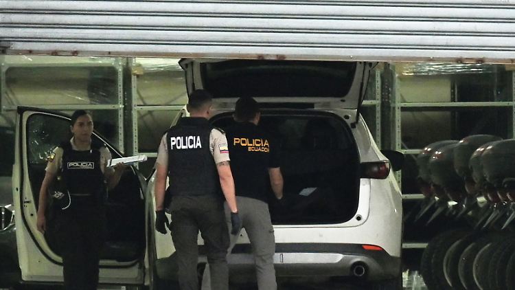Die Polizei untersucht das Fahrzeug des Staatsanwalts.