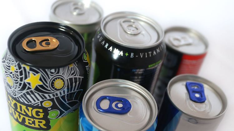 Verschiedene Energy Drinks der Discounter Aldi, Lidl und Edeka.