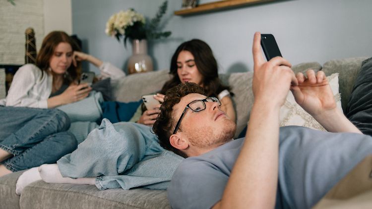 Digital Natives verbringen mehr als die Hälfte der Woche online.