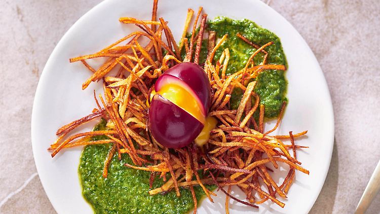 "Rote-Bete-Eier mit Kartoffelknusper auf grüner Soße" sind ein besonders hübsches und pfiffiges Gericht.
