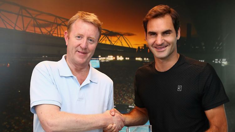 Mike Dickson zusammen mit Tennis-Legende Roger Federer.