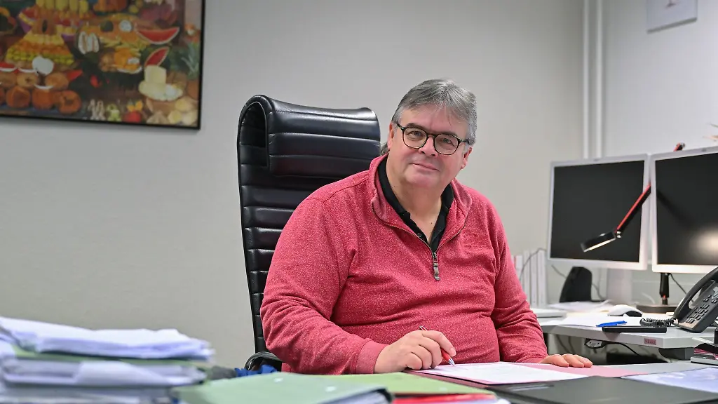 Olaf-Jansen-sitzt-in-seinem-Buero-in-der-Zentralen-Erstaufnahmeeinrichtung-fuer-Asylbewerber-ZABH