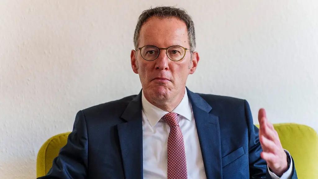 Michael-Ebling-SPD-Innenminister-von-Rheinland-Pfalz-sitzt-beim-dpa-Interview-auf-dem-Gruenen-Sofa