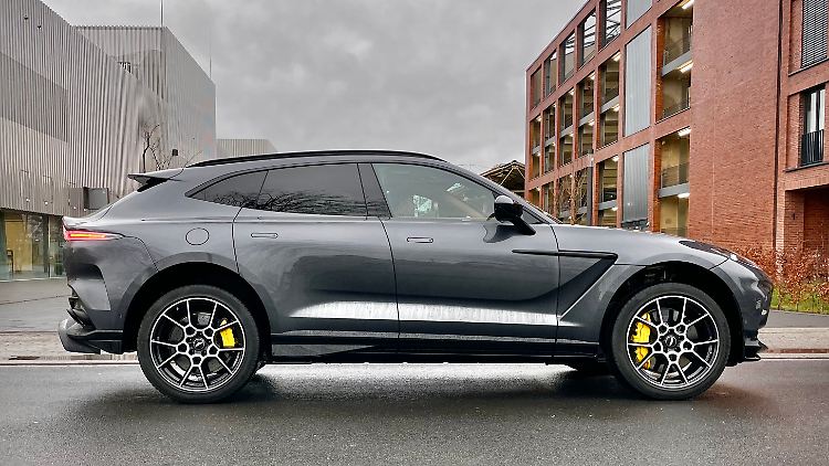 Obwohl der DBX einigermaßen kompakt wirkt, ist er doch ein großes Auto mit 5,04 Längenmetern.