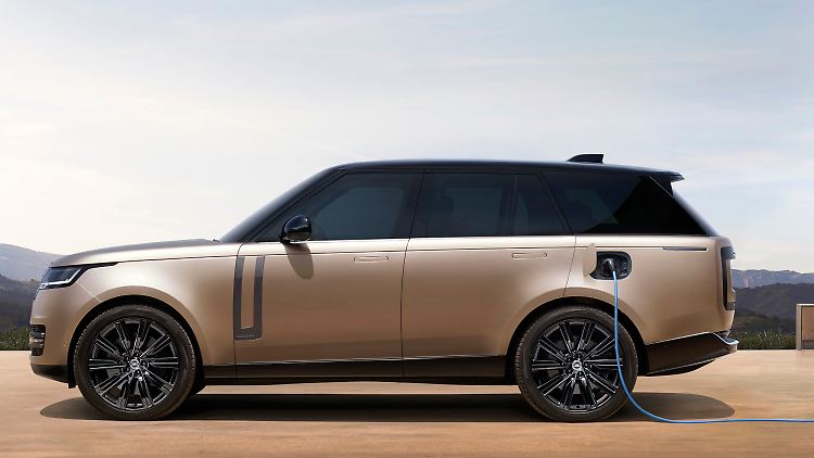 Rund 32 kWh und 109 Kilometer E-Reichweite bietet die 2022 als P440e eingeführte und im Frühjahr 2023 in P460e umgetaufte PHEV-Version des Range Rover.