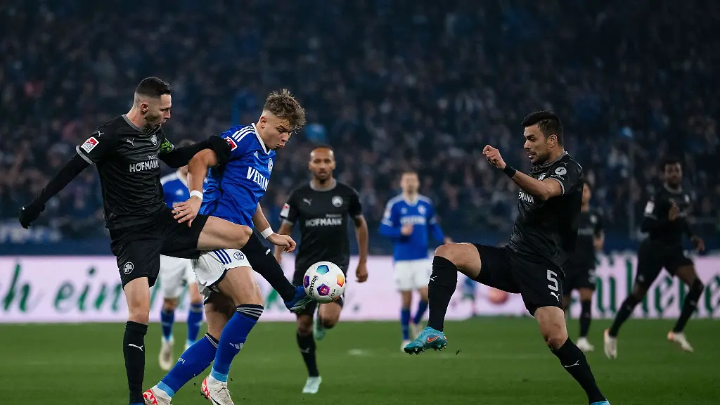 Schalkes-Keke-Topp-M-kaempft-mit-Greuter-Fuerths-Branimir-Hrgota-l-und-Oussama-Haddadi-um-den-Ball