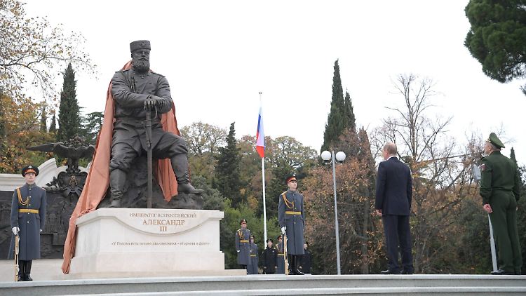 2017 auf der Krim. Drei Jahre nach der illegalen Annexion der Halbinsel lässt Putin dort ein Denkmal für Zar Alexander III. einweihen, den Lenin als Mörder seines Bruders ansah.