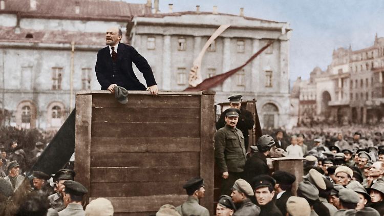 Lenin spricht 1920 in Moskau zu Soldaten der Roten Armee.