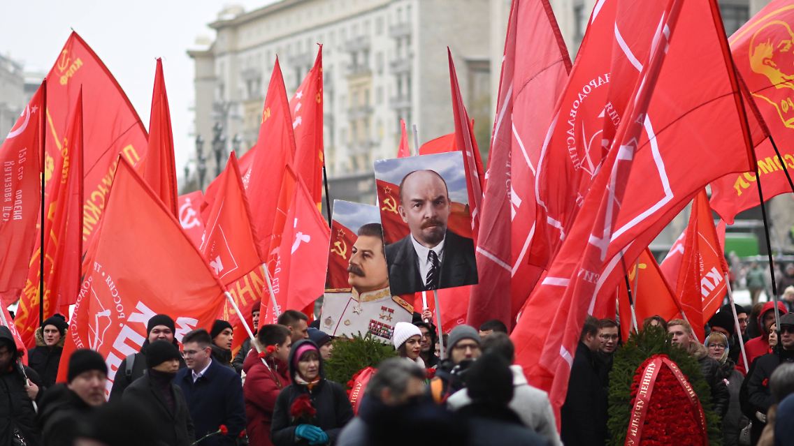 Unterstützer der Kommunistischen Partei in Russland feiern den 105. Jahrestag des Leninschen Jugendverbands Komsomol mit Bildern von Lenin und Stalin.