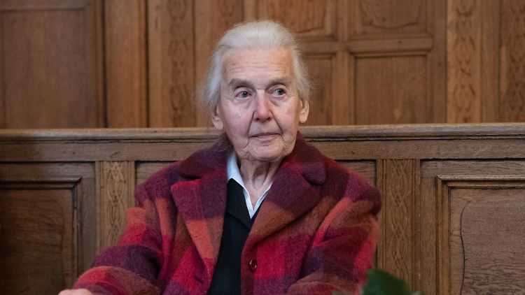 Die Holocaustleugnerin ist 1929 geboren und hat somit die NS-Zeit aktiv miterlebt.