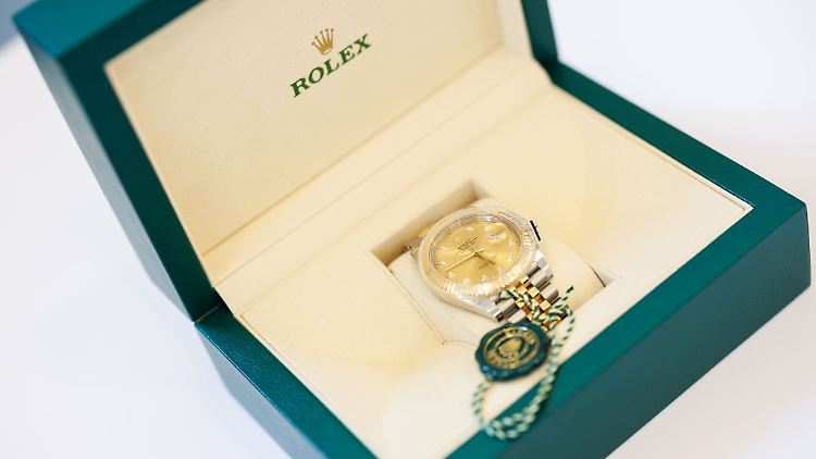 Wer aus dem Urlaub teuren Schmuck mitbringt, sollte bei der Rückkehr daran denken, seine Einkäufe am Flughafen beim Zoll anzumelden, wenn der Gesamtwert der Waren 430 Euro übersteigt.