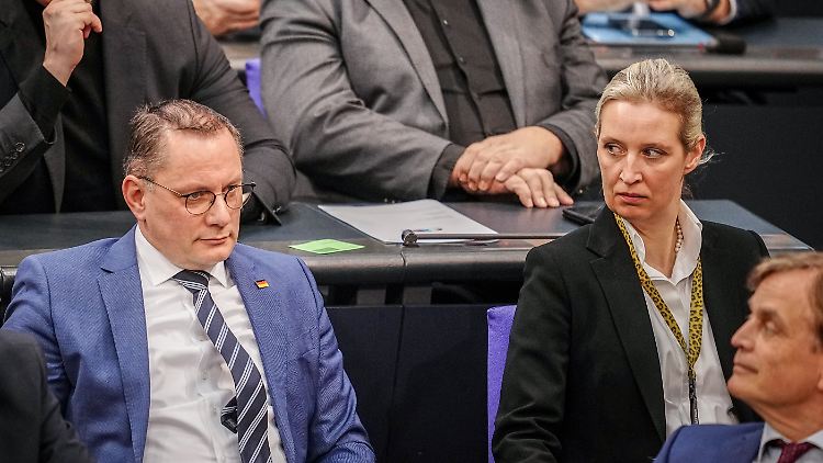 Die AfD-Vorsitzenden Chrupalla und Weidel sowie Fraktionsgeschäftsführer Baumann (unten rechts) lauschen der Debatte über ihre Partei.