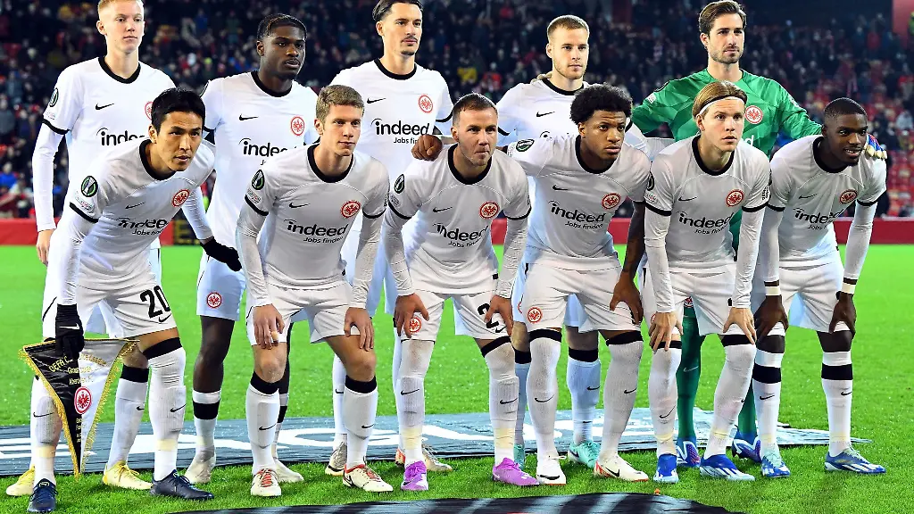 Frankfurts-Spieler-stehen-fuer-das-Mannschaftsfoto-zusammen