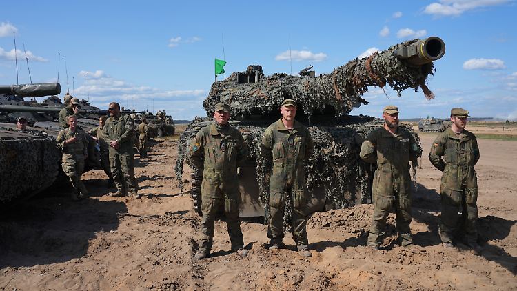 Die deutsche Besatzung eines Kampfpanzers Leopard 2A6 bei einer Truppenübung. 
