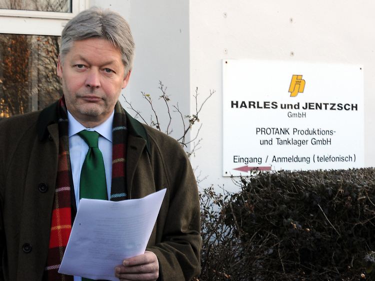 Der vorläufige Insolvenzverwalter Fialski gibt auf dem Gelände der Firma Harles und Jentzsch die neueste Entwicklung bekannt.