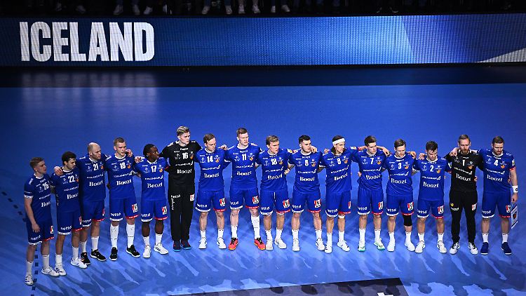 Die isländischen Handballer schauten bei der ersten Version der Hymne etwas irritiert.