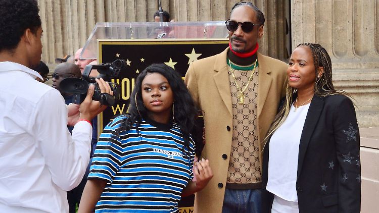 Snoop Dogg mit seiner Frau Shante und seiner Tochter Cori Broadus (v.r.) bei der Zeremonie zur Enthüllung seines Sterns auf dem Hollywoods Walk of Fame im Jahr 2018. 