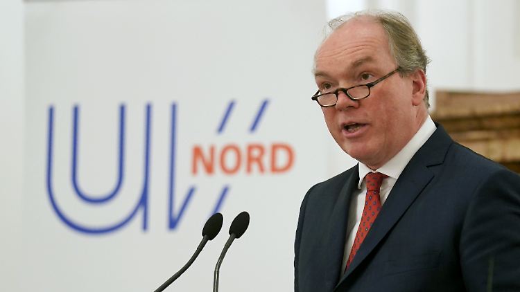 Auf dem Neujahrsempfang sagte Phillip Murmann, Präsident der Unternehmensverbände in Hamburg und Schleswig-Holstein, ein Rechtsruck würde auch die deutsche Wirtschaft gefährden.