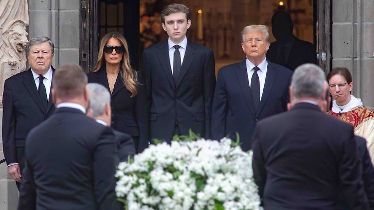 Melania, Barron und Donald Trump bei der Beerdigung von Amalija Knavs.
