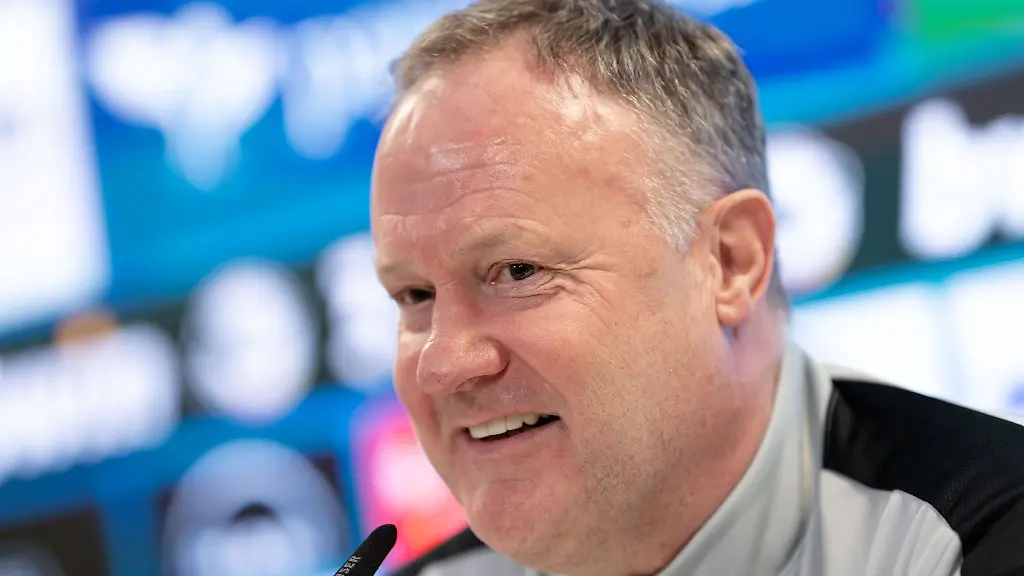 Interimstrainer-Frank-Schmoeller-spricht-waehrend-einer-Pressekonferenz