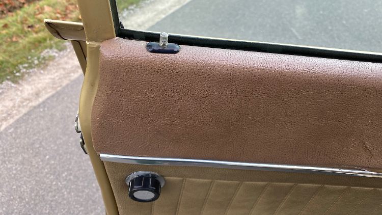 Die Sicherungsstifte (Verriegelungsknöpfchen) wandern in den durchsichtigen Plastikhütchen hin und her. Ist der Renault verschlossen, sieht man rot. Und natürlich gibt es Zentralverriegelung.