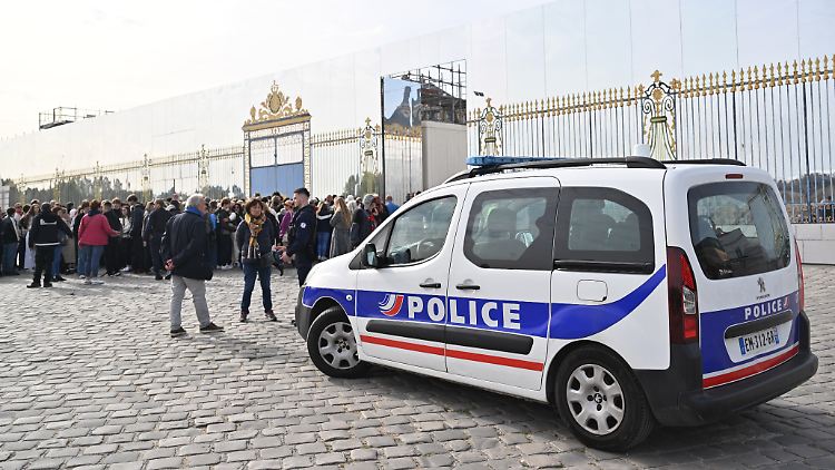 Auch der Touristen-Hotspot Schloss Versailles wurde nach einer Drohung im vergangenen Herbst von der Polizei bewacht.