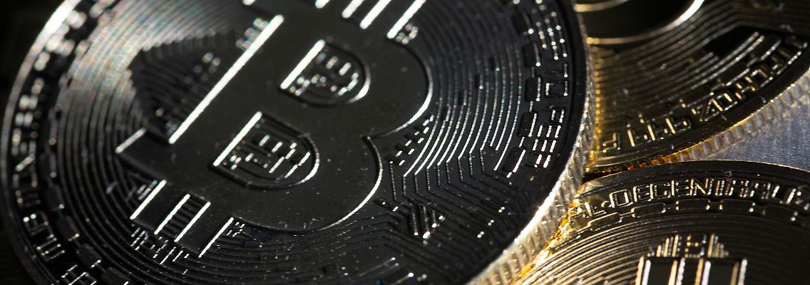 Bitcoin-Münzen liegen auf einem Tisch.