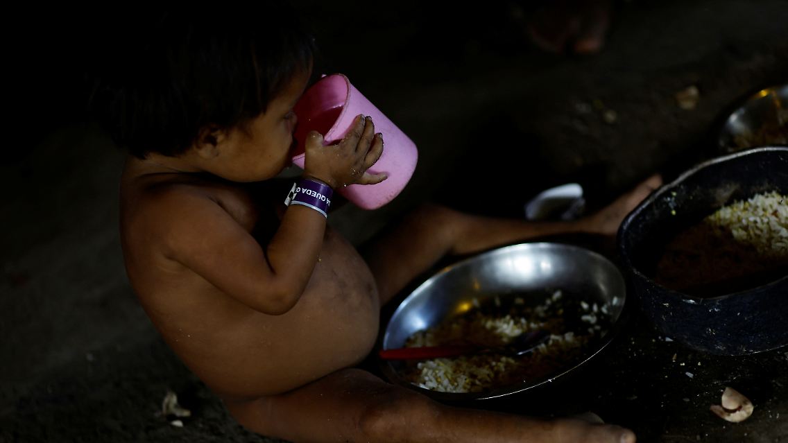Die Anwesenheit bewaffneter Minenarbeiter hat die Yanomami auch davon abgehalten, Maniok anzubauen - eines ihrer Grundnahrungsmittel neben Fischen aus dem Fluss. Auch die Zahl der Wildtiere, die sie jagen können, hat sich verringert.