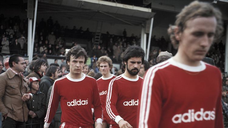 Klaus Wunder (von links) neben Karl-Heinz Rummenigge, Gerd Müller und Bernd Dürnberger.