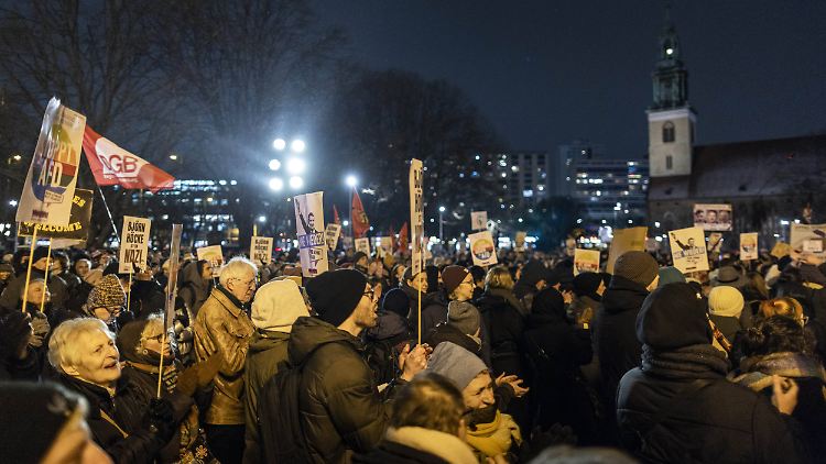 3500 Menschen demonstrierten am 17. Januar vor dem Roten Rathaus in Berlin gegen die Deportationspläne des rechtsradikalen Treffens in Potsdam.