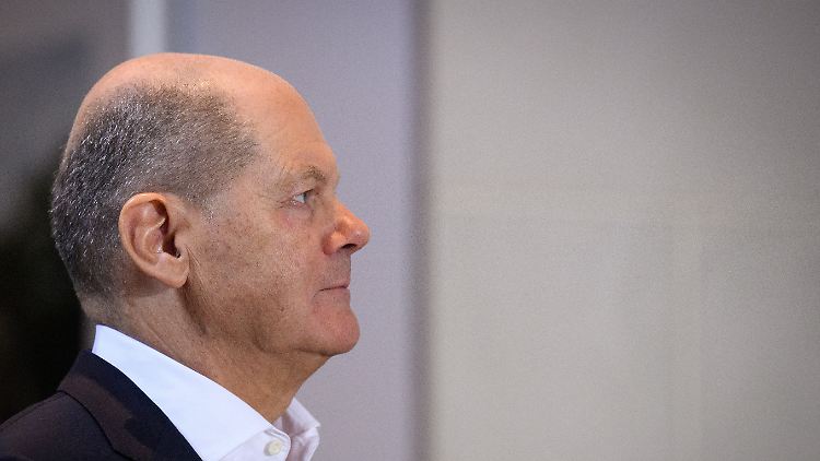 "Es läuft einem eiskalt den Rücken herunter", sagt der Kanzler in seiner Ansprache. 