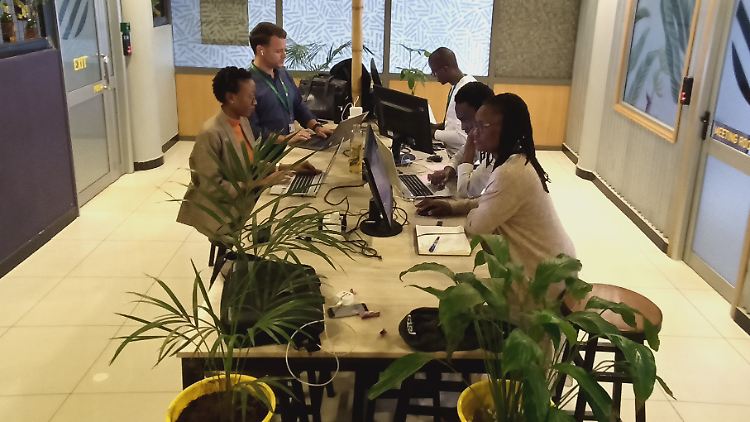 Das Führungsteam von Sama in der Filiale in Kampala.