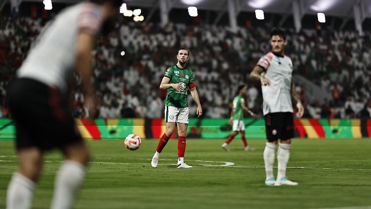 Henderson im Trikot von Al-Ettifaq.
