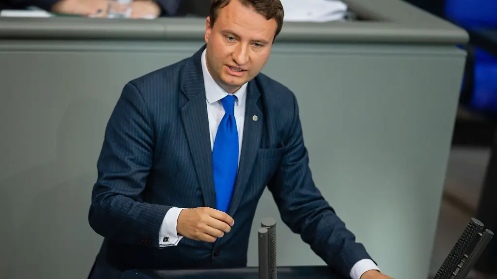 Mark-Hauptmann-spricht-als-Bundestagsabgeordneter-CDU-zum-Thema-Gruendungspolitik-in-Ostdeutschland-im-Deutschen-Bundestag