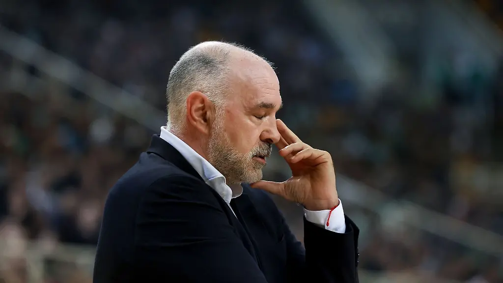 Bayerns-Cheftrainer-Pablo-Laso-reagiert-am-Spielfeldrand