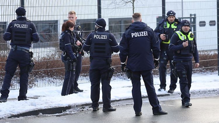 Die Polizei sichert das Hagener Industriegebiet mit einem Großaufgebot. 
