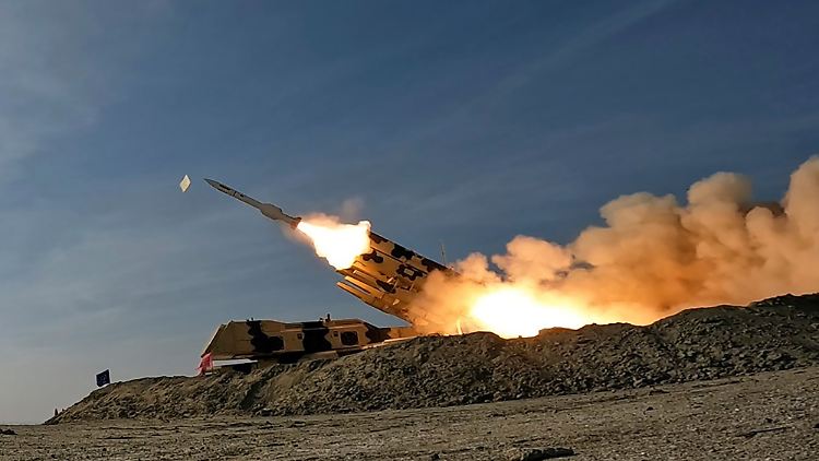 Die iranische Armee feuert zu Übungszwecken eine Raketen im Süden des eigenen Landes ab.