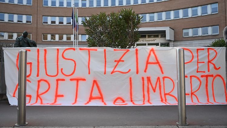 Ein Plakat vor dem Gericht fordert Gerechtigkeit für Greta und Umberto. 