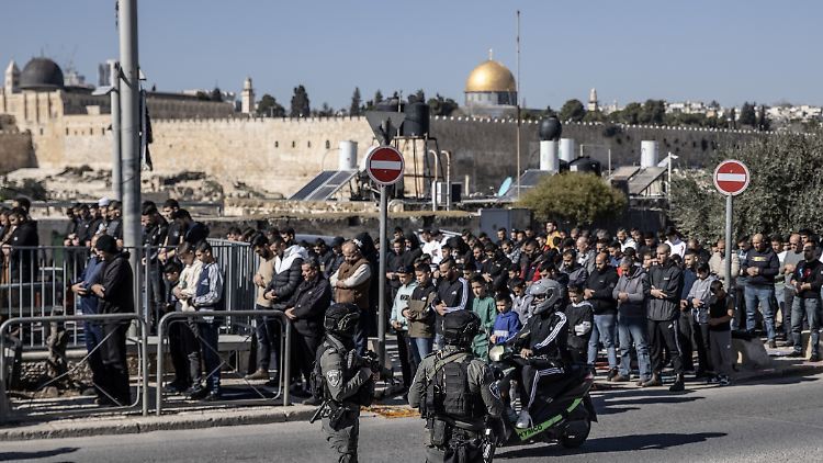 Israelische Soldaten am Rande eines Gebets von Palästinensern in Jerusalem.