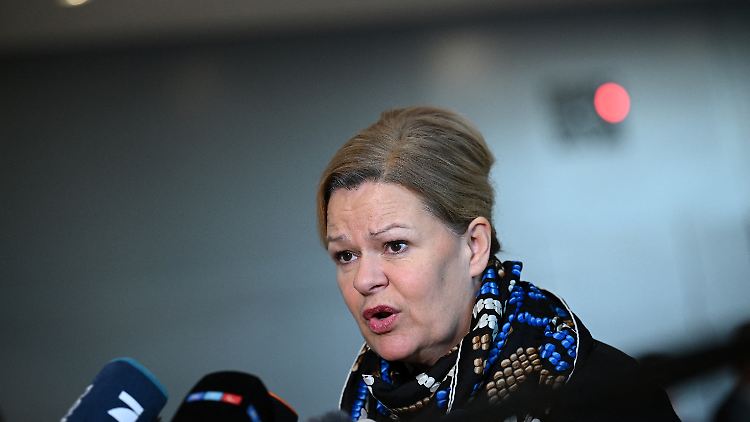 Die Kontrollen an den deutschen Grenzen sollen erst enden, wenn die europäische Asylreform wirkt, sagt Bundesinnenministerin Faeser.