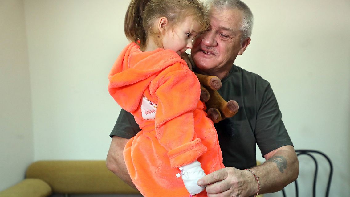 Die dreijährige Miia Trishkina wurde im November bei russischem Beschuss von Cherson verwundet. Sie erlitt unter anderem traumatische Hirnverletzungen und eine durchdringende Brustwunde.