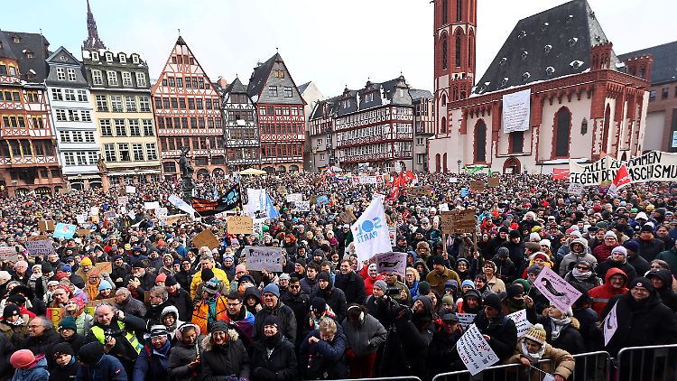 In Frankfurt sprach die Polizei von 35.000 Teilnehmern.